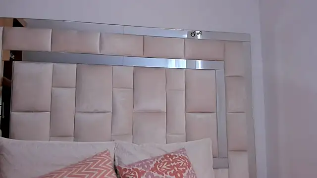 Snapshot of isabella_gomez11 chatting on December 17, 6:13 pm isabella gomez11 online show from December 17, 6:13 pm