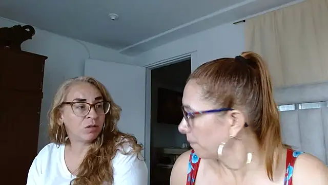 Snapshot of karlabarrera chatting on June 3, 8:35 pm karlabarrera online show from June 3, 8:35 pm