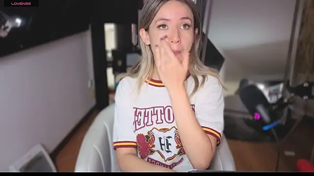 Snapshot of sexfire_lalita chatting on December 17, 8:47 pm sexfire lalita online show from December 17, 8:47 pm