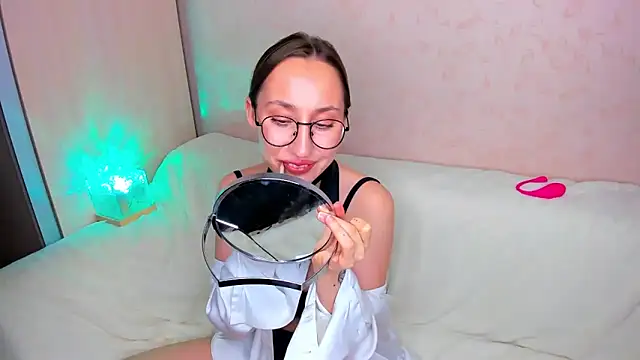 Snapshot of MelodyOfLovee chatting on November 20, 6:08 pm MelodyOfLovee online show from November 20, 6:08 pm