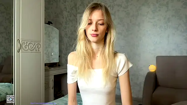 Snapshot of Evvie_Summn1 chatting on October 13, 8:38 am Evvie Summn1 online show from October 13, 8:38 am