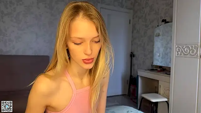 Snapshot of Evvie_Summn1 chatting on October 31, 5:59 am Evvie Summn1 online show from October 31, 5:59 am