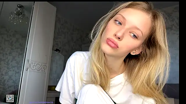 Snapshot of Evvie_Summn1 chatting on October 5, 3:52 am Evvie Summn1 online show from October 5, 3:52 am