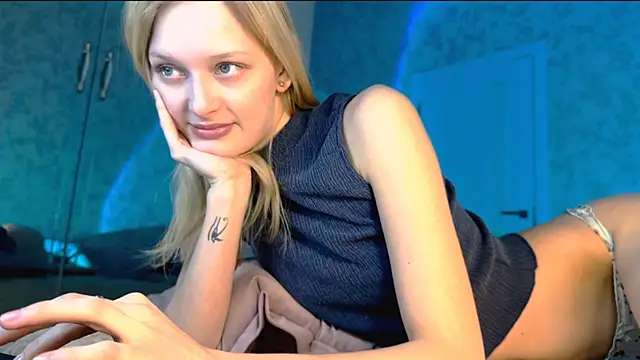 Snapshot of Evvie_Summn1 chatting on March 21, 3:02 pm Evvie Summn1 online show from March 21, 3:02 pm