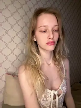 Evvie Summn1 online show from April 2, 4:35 pm