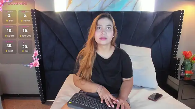 MAHIASMITH13 online show from September 22, 1:06 pm