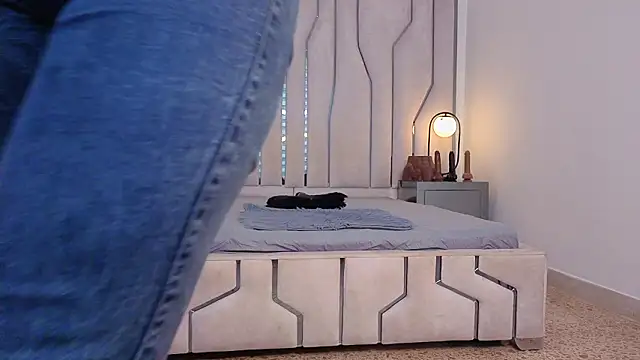 MAISE HILL1 online show from March 12, 1:15 pm