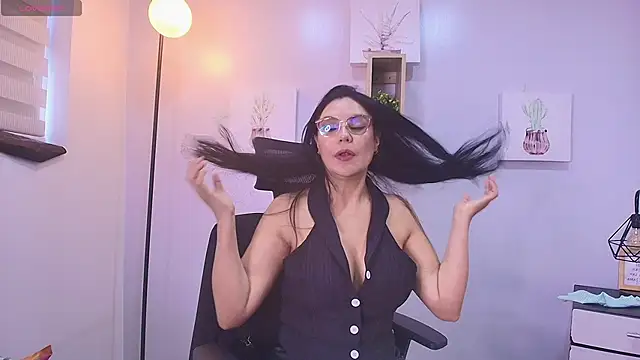 Snapshot of Zuzana21 chatting on April 18, 12:51 pm Zuzana21 online show from April 18, 12:51 pm