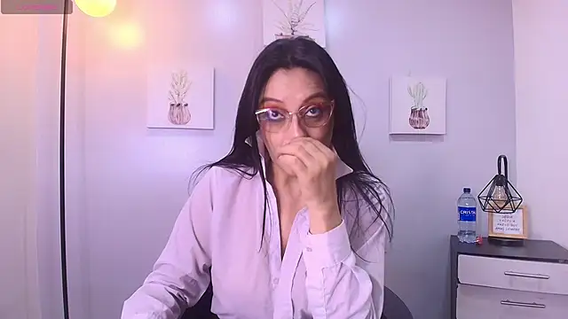 Snapshot of Zuzana21 chatting on April 28, 1:04 pm Zuzana21 online show from April 28, 1:04 pm