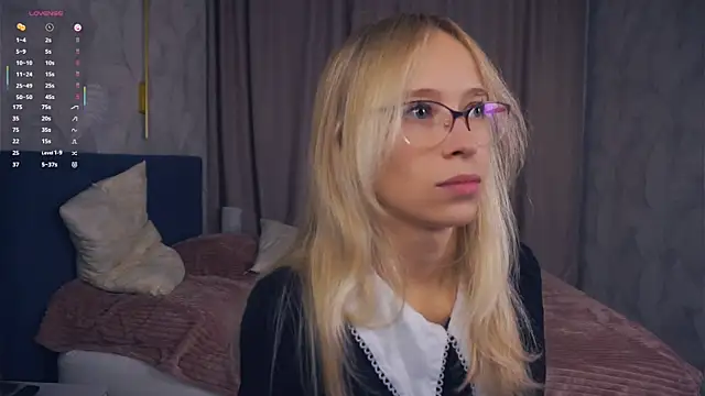 LynetBurby online show from October 10, 2:18 pm