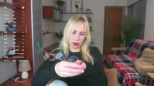 LynetBurby online show from October 24, 4:28 pm