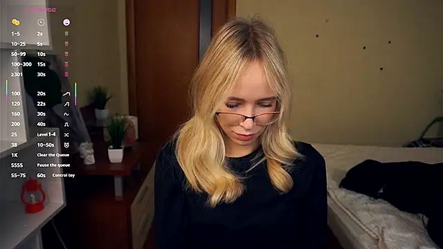 LynetBurby online show from October 22, 3:22 pm