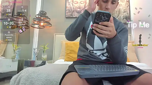 kieran derek online show from November 18, 3:32 am