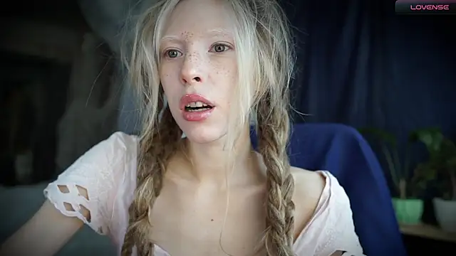 Snapshot of _Phantom_thread_ chatting on October 8, 8:49 am Phantom thread online show from October 8, 8:49 am