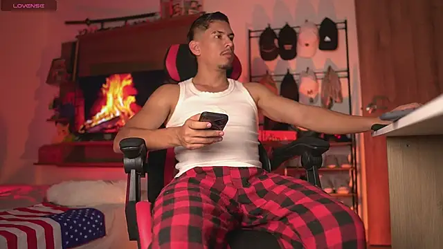 Snapshot of Aaronfox_x chatting on July 4, 10:25 pm Aaronfox x online show from July 4, 10:25 pm