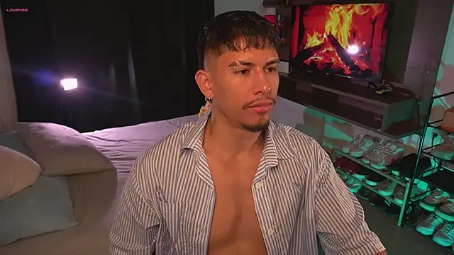 Snapshot of Aaronfox_x chatting on June 14, 12:51 am Aaronfox x online show from June 14, 12:51 am