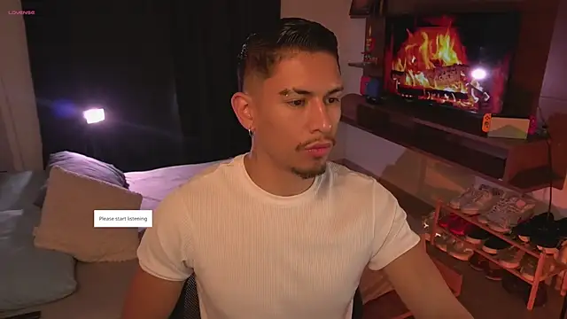 Snapshot of Aaronfox_x chatting on June 15, 11:04 pm Aaronfox x online show from June 15, 11:04 pm