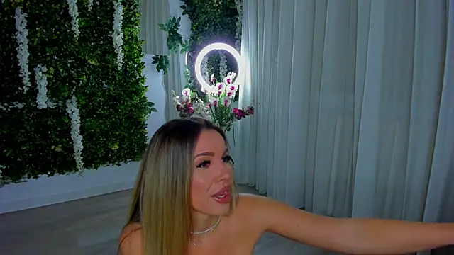 Snapshot of VivienCarter chatting on February 6, 3:57 am VivienCarter online show from February 6, 3:57 am