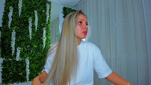 Snapshot of VivienCarter chatting on October 3, 2:07 pm VivienCarter online show from October 3, 2:07 pm