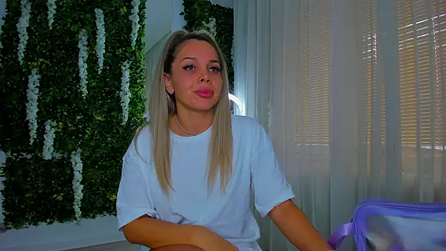 Snapshot of VivienCarter chatting on September 30, 1:50 pm VivienCarter online show from September 30, 1:50 pm