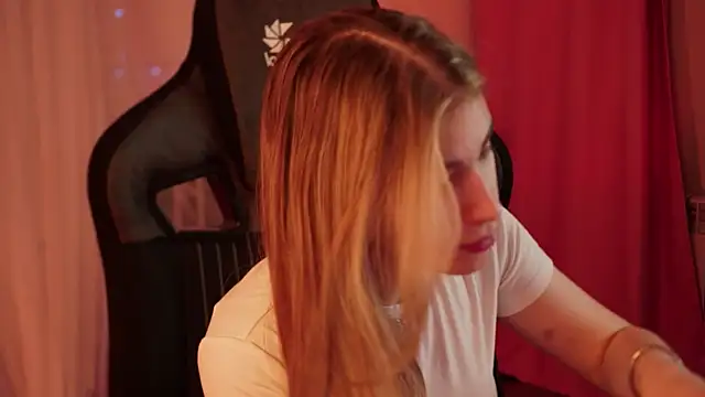 EllieCutes online show from March 22, 9:02 am