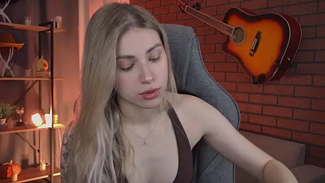 EllieCutes online show from April 12, 9:34 am