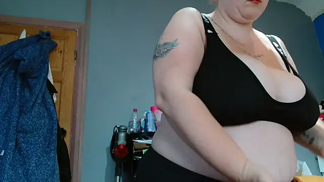 Snapshot of busty-bella1 chatting on May 19, 1:18 pm busty-bella1 online show from May 19, 1:18 pm