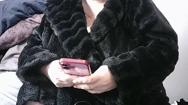 Snapshot of busty-bella1 chatting on October 15, 9:06 am busty-bella1 online show from October 15, 9:06 am