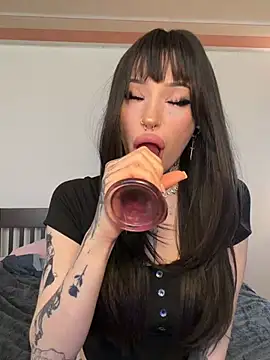 madelinexx online show from April 10, 9:05 am