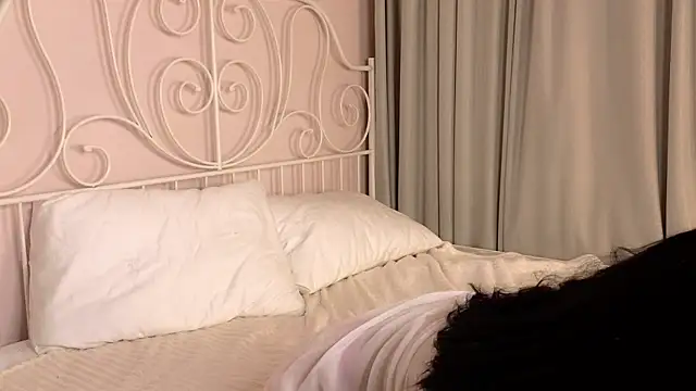 Snapshot of WildaBendell chatting on February 17, 5:55 pm WildaBendell online show from February 17, 5:55 pm