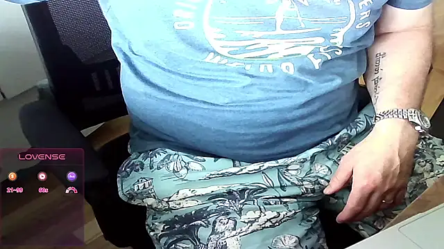 Snapshot of Big_And_ThickUK chatting on June 18, 12:21 pm Big And ThickUK online show from June 18, 12:21 pm