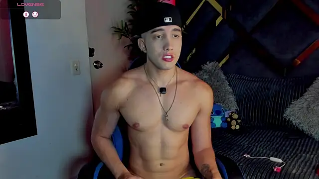 Snapshot of jeicob_stone chatting on July 17, 12:41 am jeicob stone online show from July 17, 12:41 am