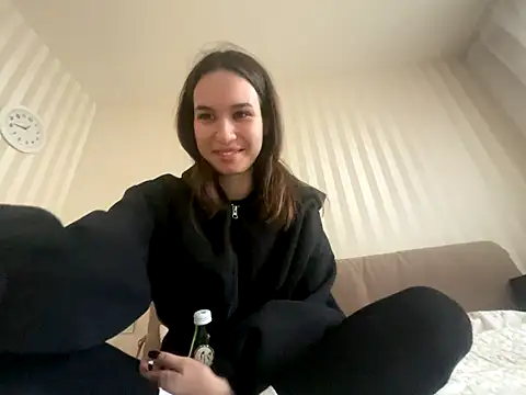 Snapshot of Roxie_Mils chatting on November 18, 9:45 am Roxie Mils online show from November 18, 9:45 am