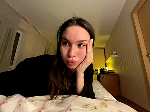 Snapshot of Roxie_Mils chatting on December 13, 10:05 pm Roxie Mils online show from December 13, 10:05 pm