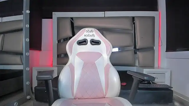 Snapshot of Miss__pretty_ chatting on October 29, 7:51 am Miss  pretty  online show from October 29, 7:51 am