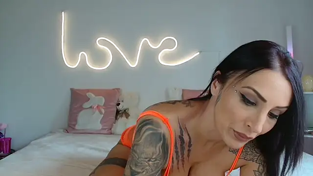 JuliaVegaOff online show from May 16, 12:48 pm
