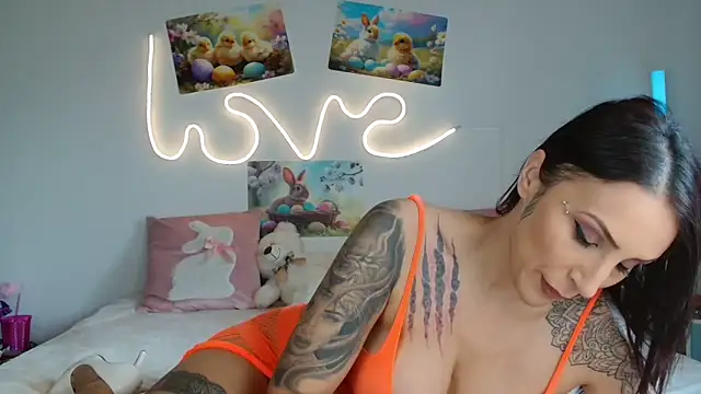 JuliaVegaOff online show from April 15, 11:59 am