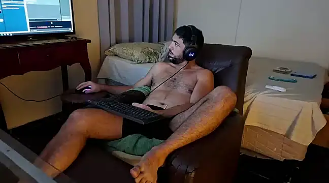 Snapshot of LUH133 chatting on December 18, 12:21 am LUH133 online show from December 18, 12:21 am