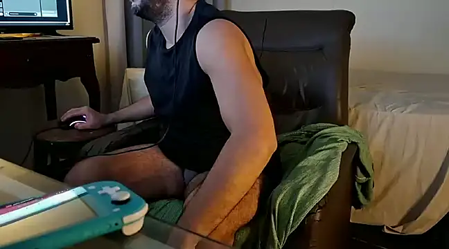 Snapshot of LUH133 chatting on December 3, 1:03 am LUH133 online show from December 3, 1:03 am