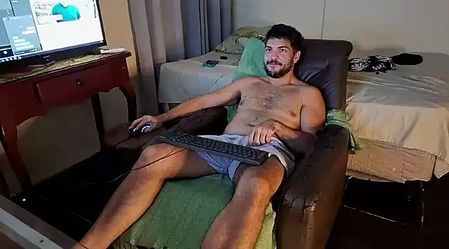 Snapshot of LUH133 chatting on December 13, 2:32 am LUH133 online show from December 13, 2:32 am