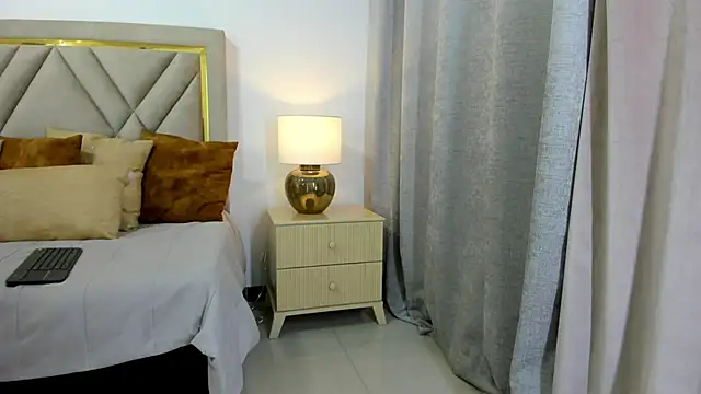 Snapshot of emily_queen2 chatting on October 22, 7:02 pm emily queen2 online show from October 22, 7:02 pm