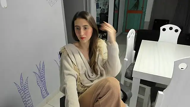 Snapshot of RachelJones_ chatting on June 1, 6:35 am RachelJones online show from June 1, 6:35 am
