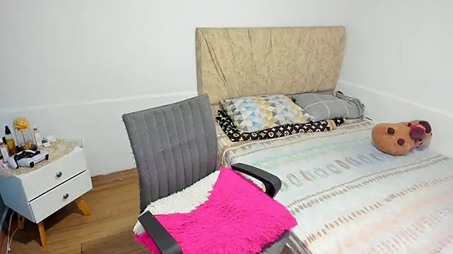 Snapshot of RachelJones_ chatting on May 12, 1:57 am RachelJones online show from May 12, 1:57 am