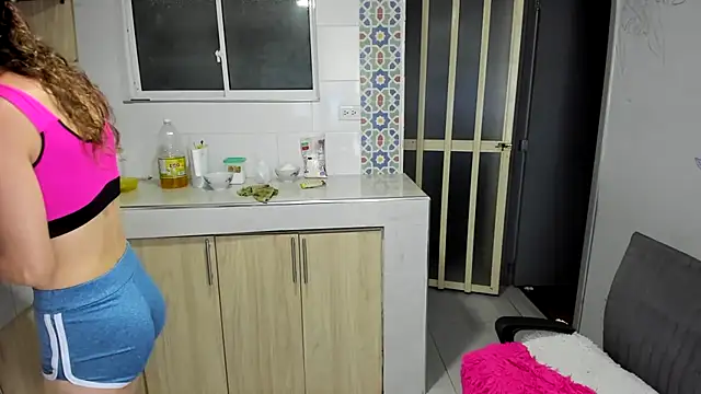 Snapshot of RachelJones_ chatting on April 27, 2:42 am RachelJones online show from April 27, 2:42 am