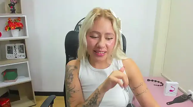 Snapshot of ConstansBlonde chatting on February 5, 10:55 pm ConstansBlonde online show from February 5, 10:55 pm