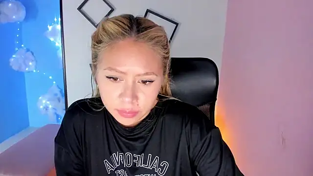 Snapshot of ConstansBlonde chatting on October 3, 8:21 pm ConstansBlonde online show from October 3, 8:21 pm