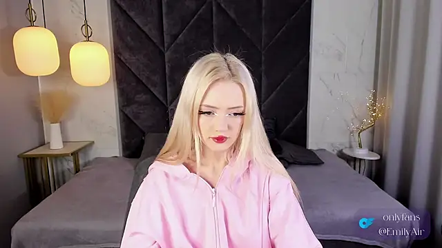 EmilyAir online show from November 8, 4:43 pm