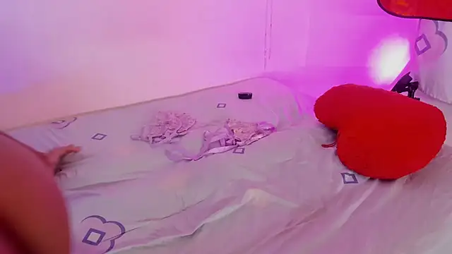 LoveBirds  1 online show from December 13, 8:04 pm