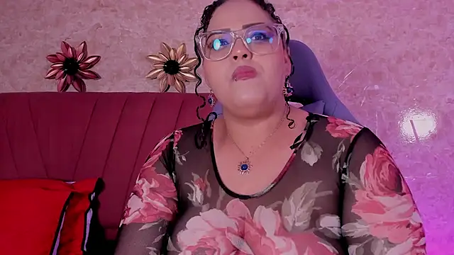 Snapshot of juli_2tyes chatting on October 24, 4:22 am juli 2tyes online show from October 24, 4:22 am