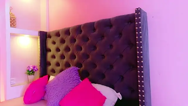 CamiEstrada online show from February 4, 10:16 pm